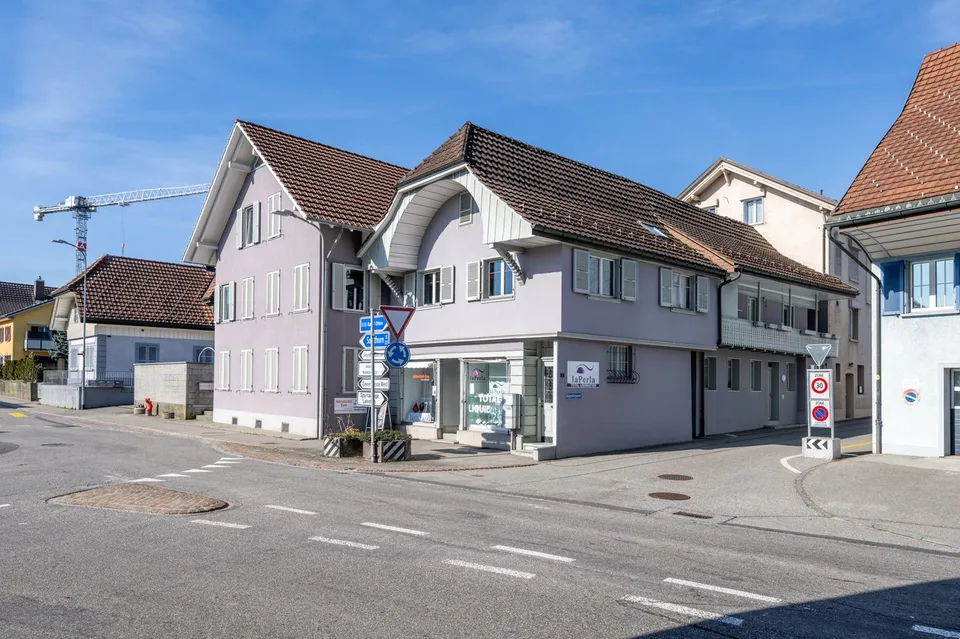 La Vostra Opportunità di Investimento - Due Case Familiari con 5 Appartamenti e 1 Locale Commerciale