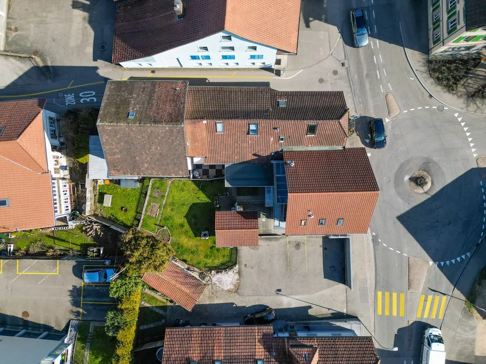 La Vostra Opportunità di Investimento - Due Case Familiari con 5 Appartamenti e 1 Locale Commerciale