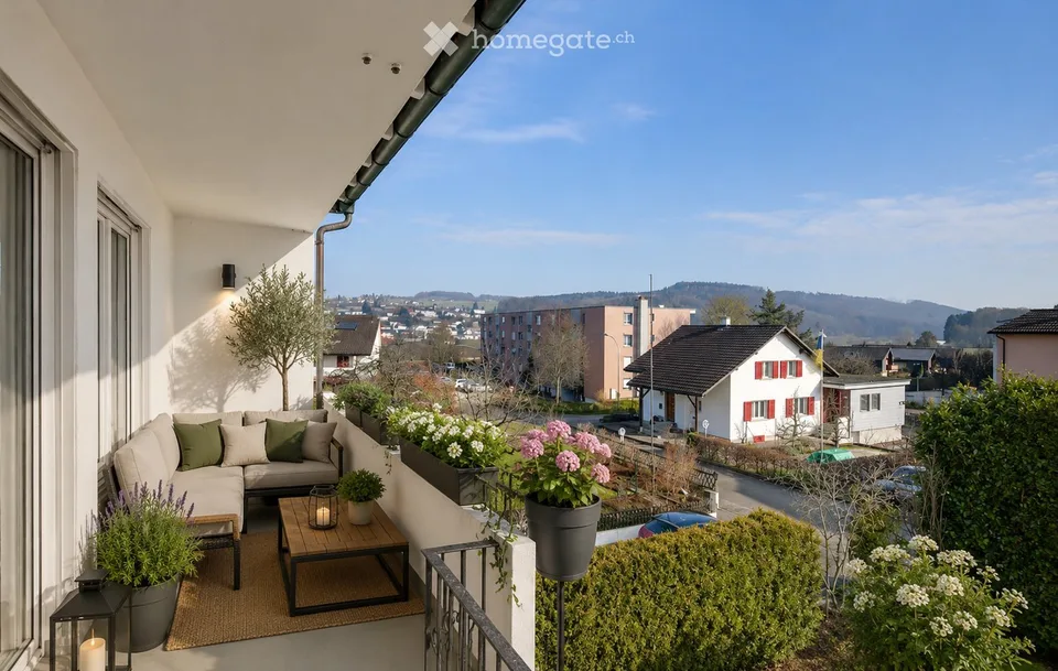 Modern renovated 4.5-room apartment with balcony and plenty of light in Dottikon AG