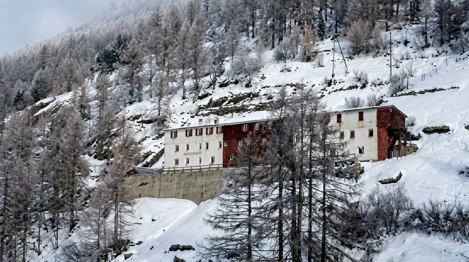 Holiday multi-family house with 9 units in Saas-Almagell