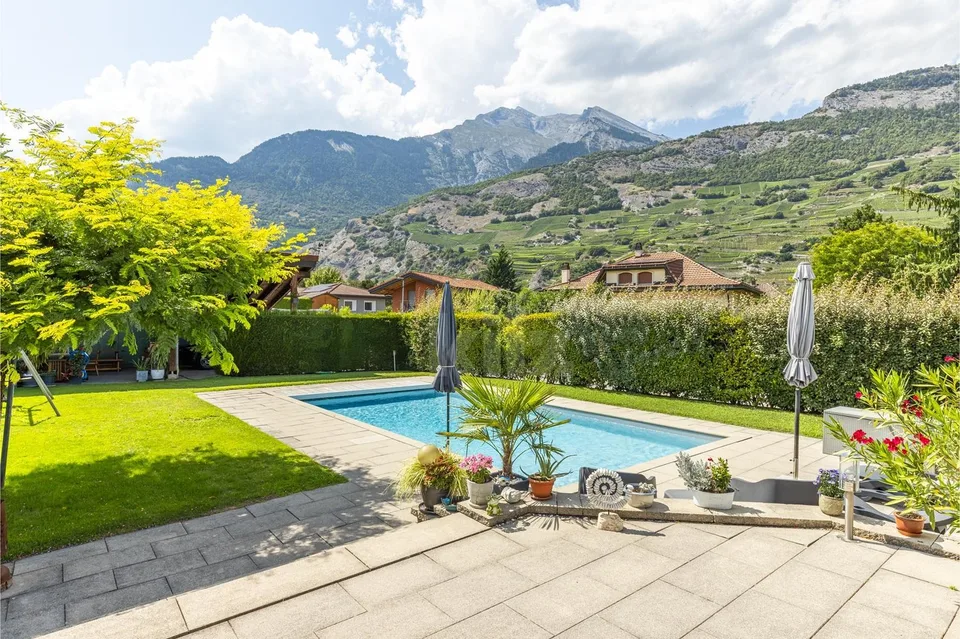Prächtige Familienvilla mit Pool und Außenküche