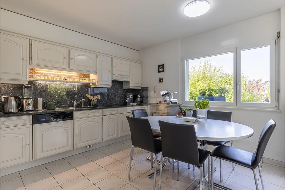 Prächtige Familienvilla mit Pool und Außenküche