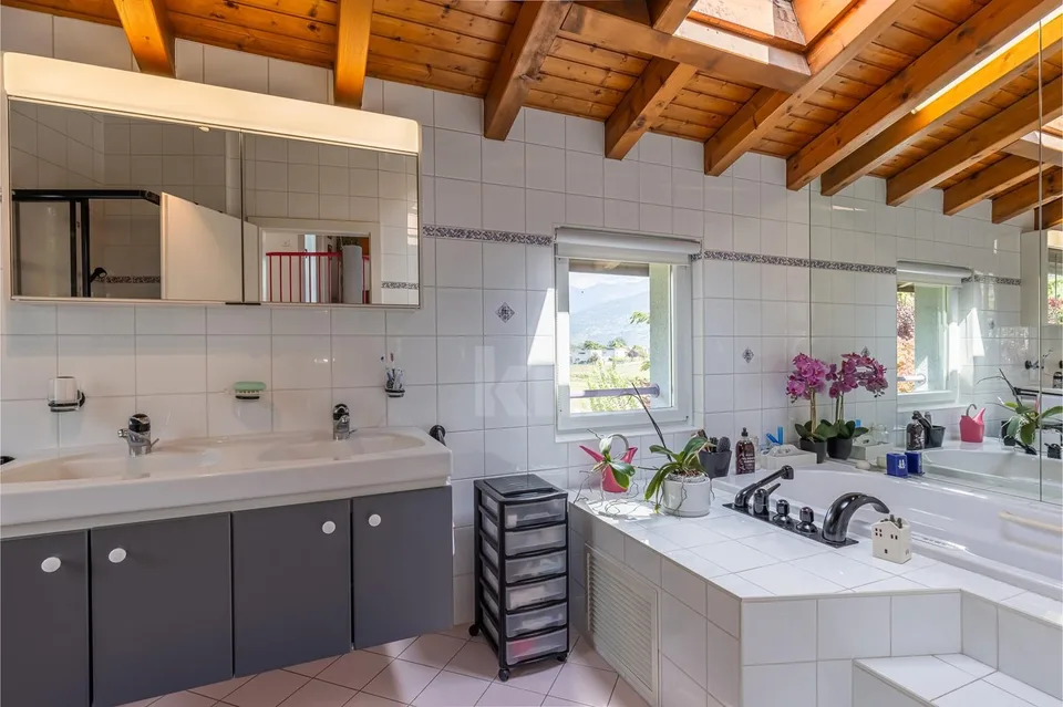 Prächtige Familienvilla mit Pool und Außenküche