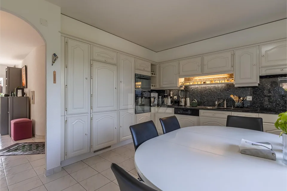 Prächtige Familienvilla mit Pool und Außenküche