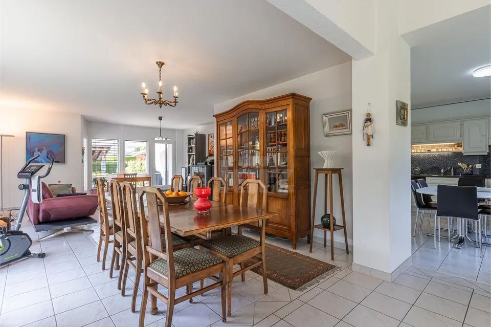 Prächtige Familienvilla mit Pool und Außenküche