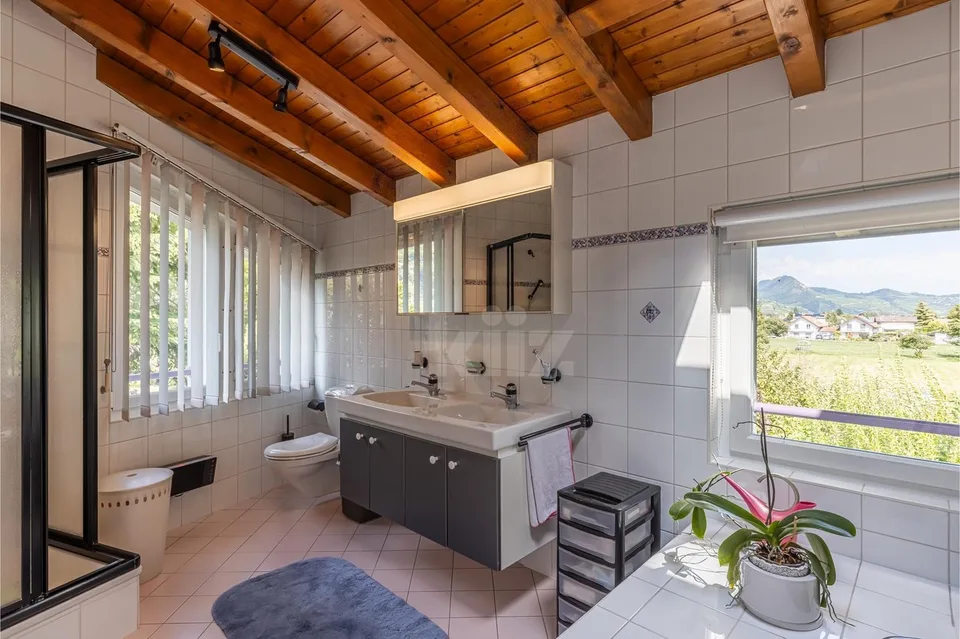 Prächtige Familienvilla mit Pool und Außenküche