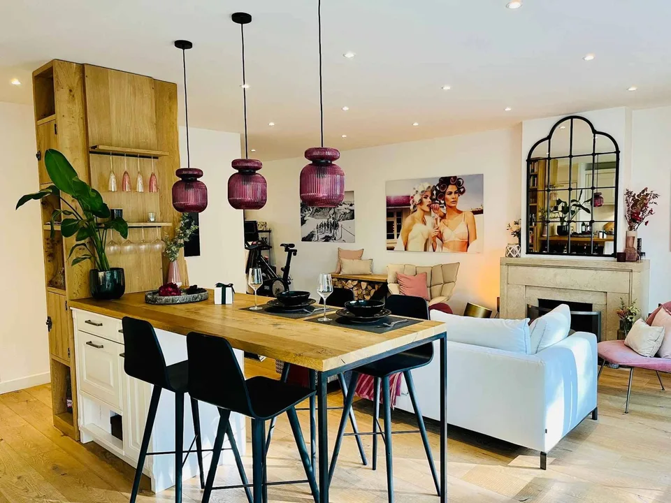 Exclusive: Elegant renovated 3-room apartment with balconies