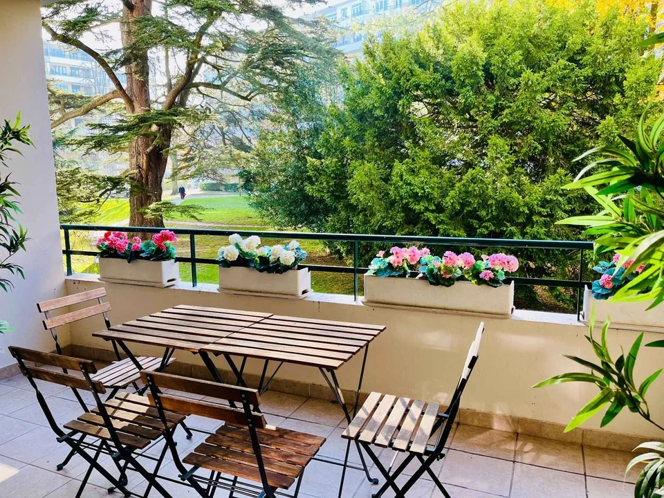 Exclusive: Elegant renovated 3-room apartment with balconies
