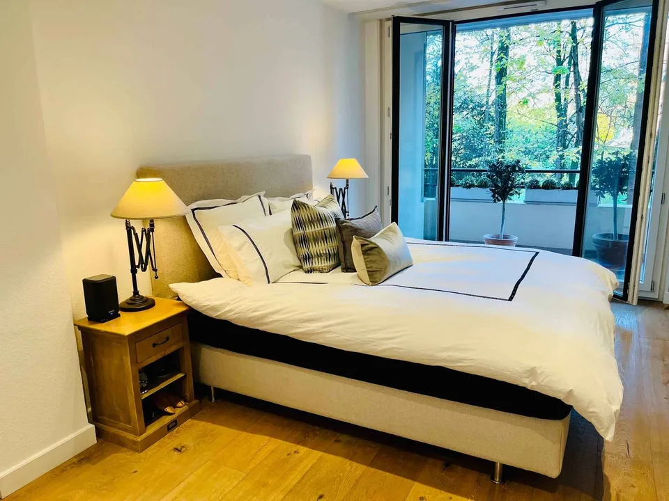 Exclusive: Elegant renovated 3-room apartment with balconies