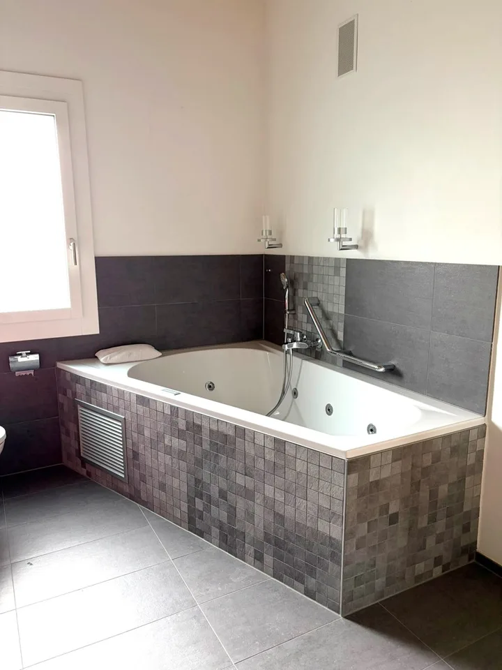 Maison de coin en rangée familiale, moderne et spacieuse avec jardin et de nombreux extras