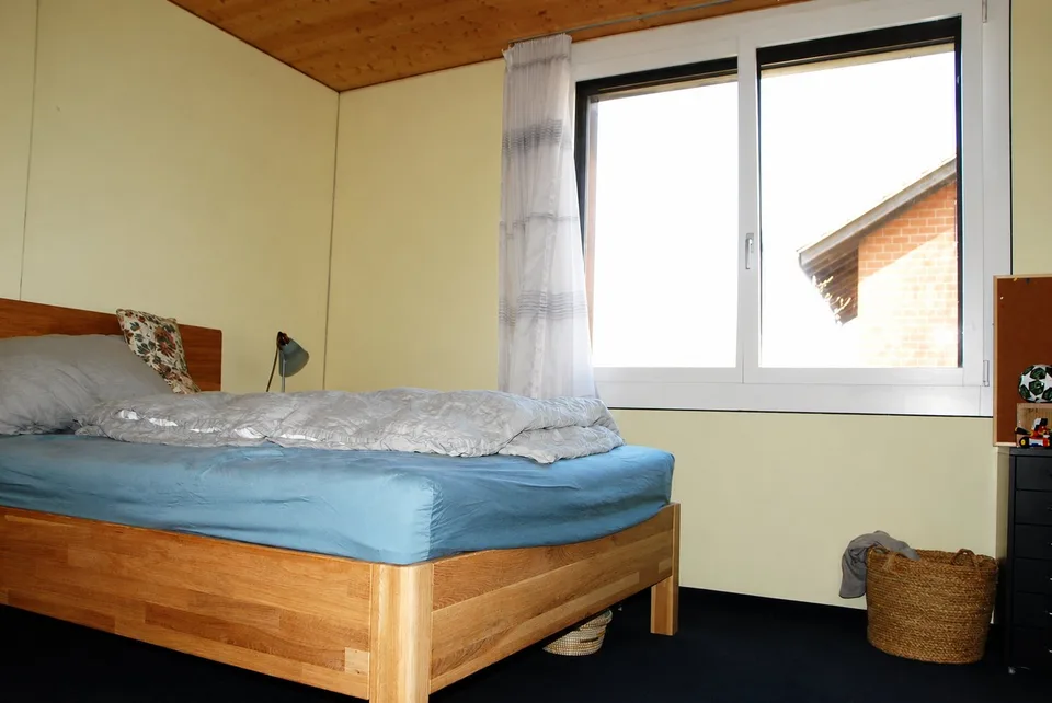 Maison de coin en rangée familiale, moderne et spacieuse avec jardin et de nombreux extras