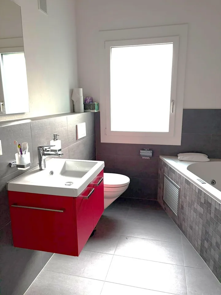 Maison de coin en rangée familiale, moderne et spacieuse avec jardin et de nombreux extras