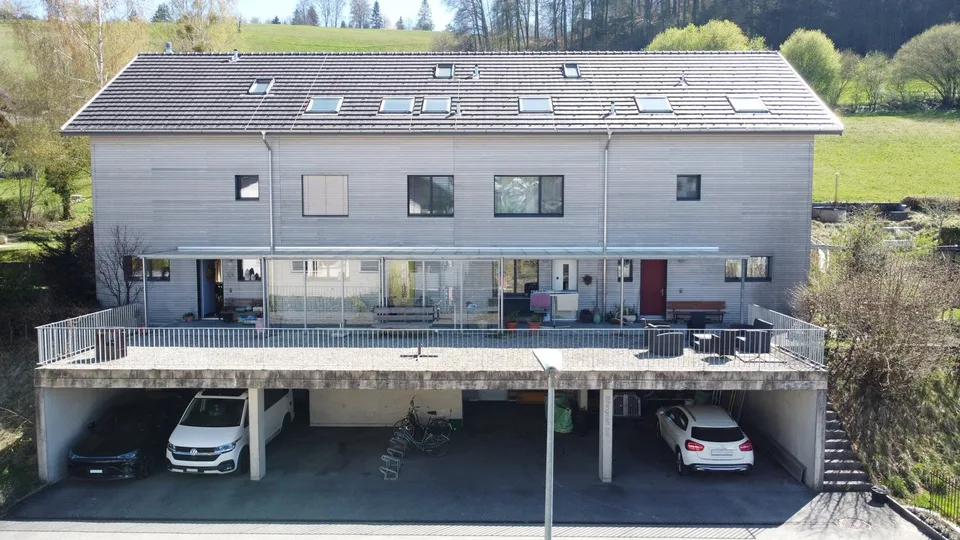Maison de coin en rangée familiale, moderne et spacieuse avec jardin et de nombreux extras