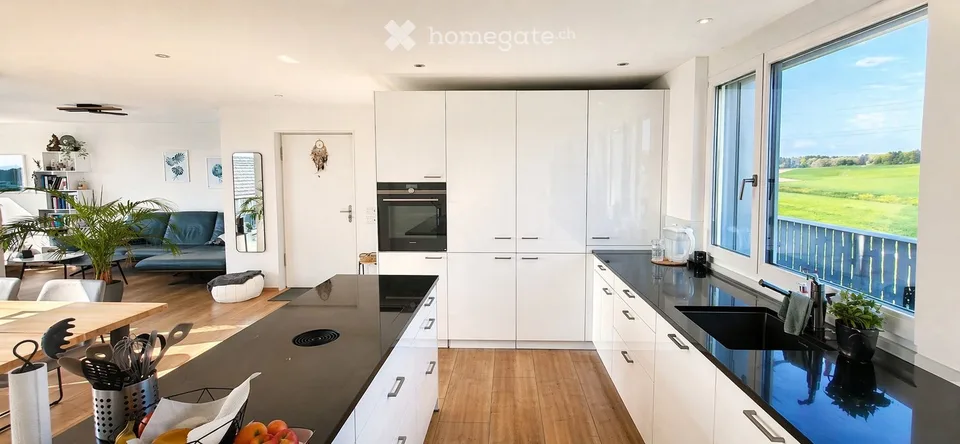 Attikawohnung mit Wintergarten-Charakter, grosszügigen Terrassen und Smart Home