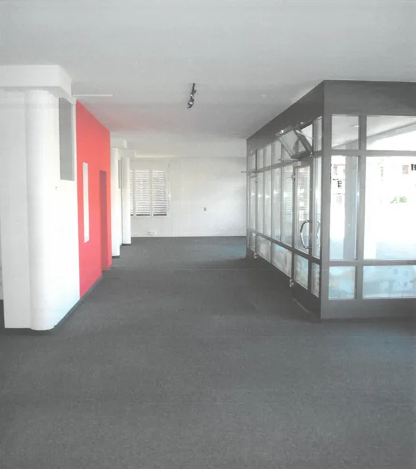 Büro-, Praxis- oder Ladenfläche mit Schaufenster und Lager