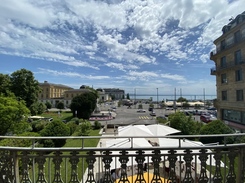 Local commercial  à Neuchâtel avec vue sur le lac et les Alpes