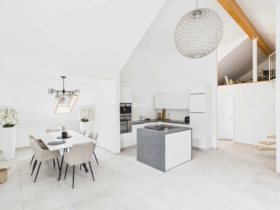 Casa di 3 famiglie, ristrutturata nel 2021, con 2 garage a Trimbach
