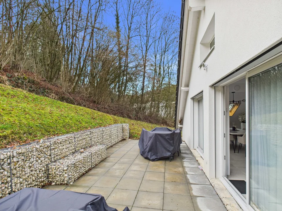 Casa di 3 famiglie, ristrutturata nel 2021, con 2 garage a Trimbach