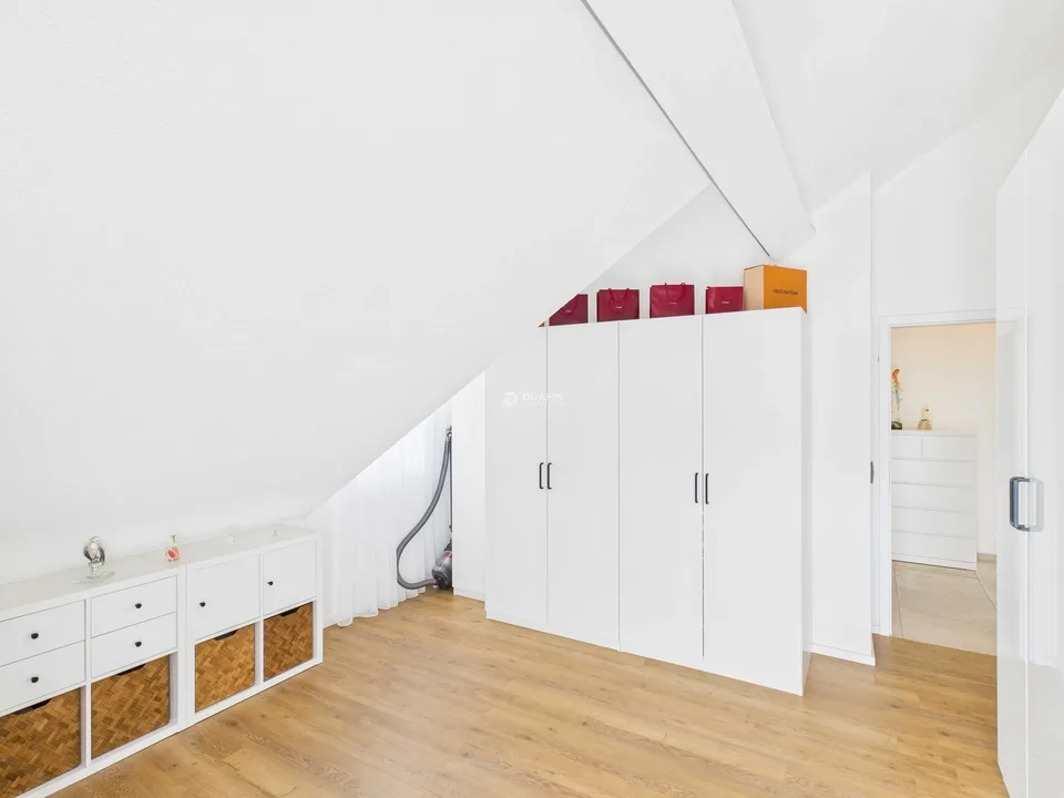 Casa di 3 famiglie, ristrutturata nel 2021, con 2 garage a Trimbach