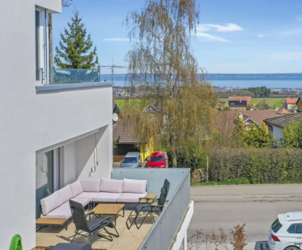 4.5-Room Owner-Occupied Apartment with Lake View