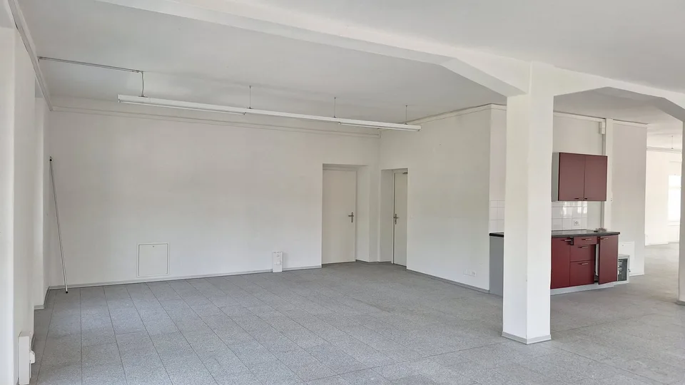 Moderne Gewerberäume mit Balkon in Nidau