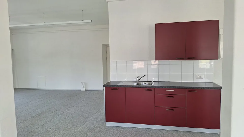 Moderne Gewerberäume mit Balkon in Nidau