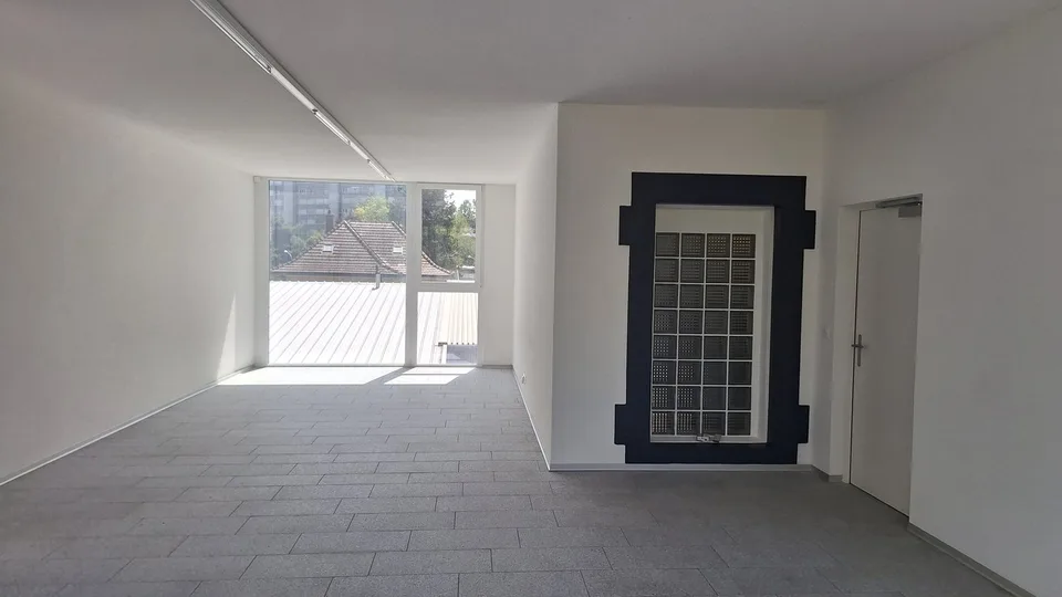 Moderne Gewerberäume mit Balkon in Nidau