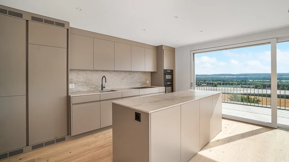 Lichtdurchflutete Attika-Maisonette mit Weitsicht und privatem Garten