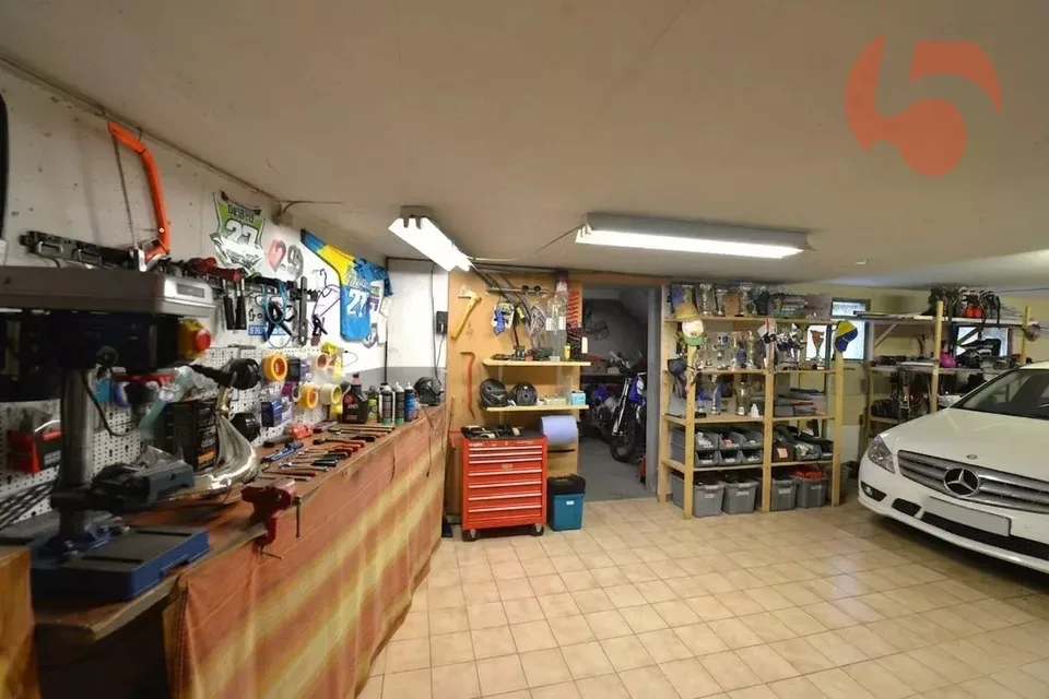 Prachtvolle 6.5-Zimmer-Villa mit Werkstatt und großem Garage