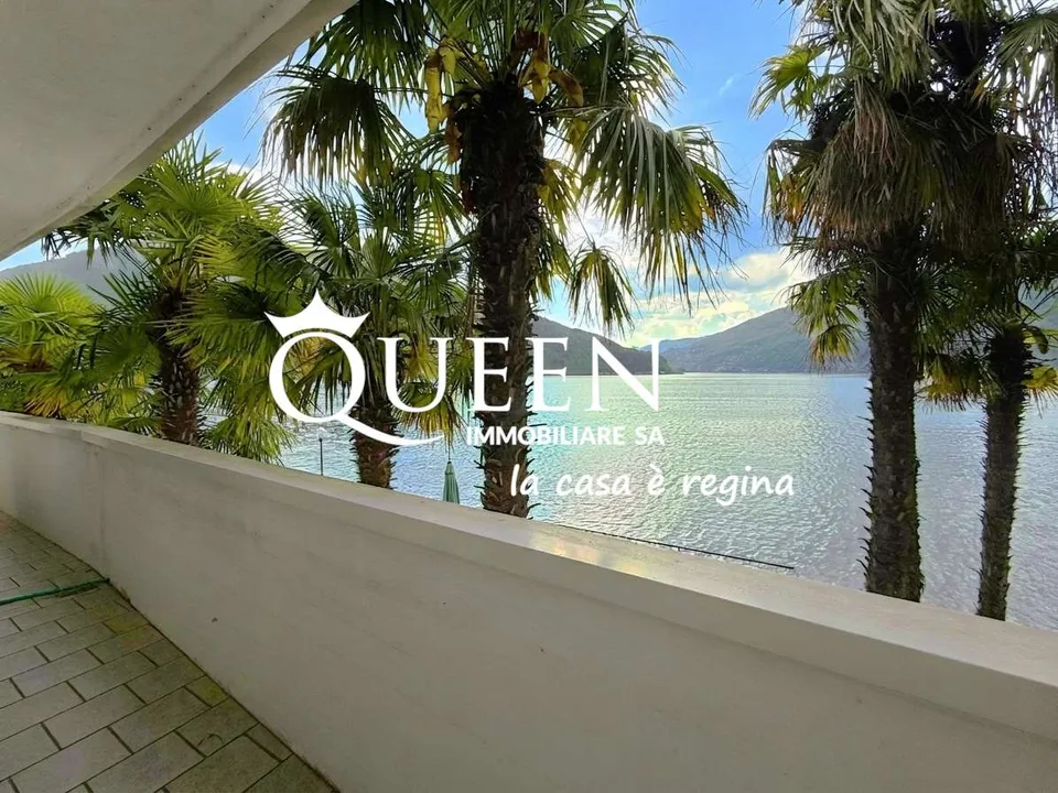 Bissone: villa pieds dans l'eau, 6 locaux, 300 m², terrasses, portique