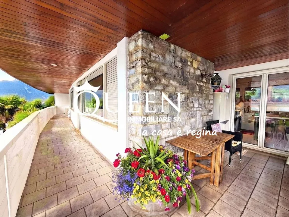 Bissone: villa pieds dans l'eau, 6 locaux, 300 m², terrasses, portique