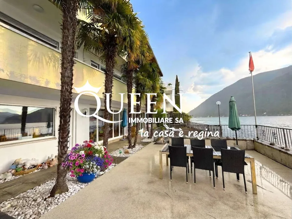 Bissone: villa pieds dans l'eau, 6 locaux, 300 m², terrasses, portique