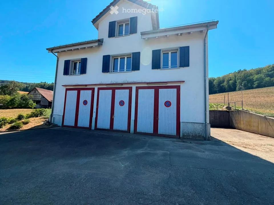 Affascinante ex magazzino dei vigili del fuoco con appartamento 4,5 locali e doppio garage