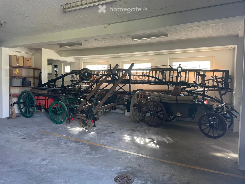 Affascinante ex magazzino dei vigili del fuoco con appartamento 4,5 locali e doppio garage