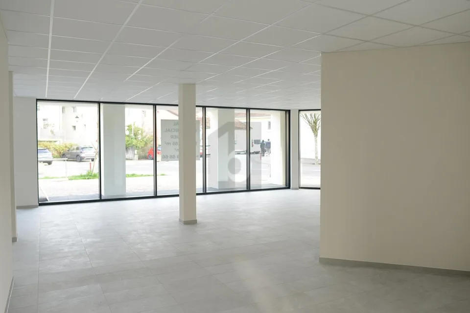 SUPERFICIE LUMINOSA E MODERNA