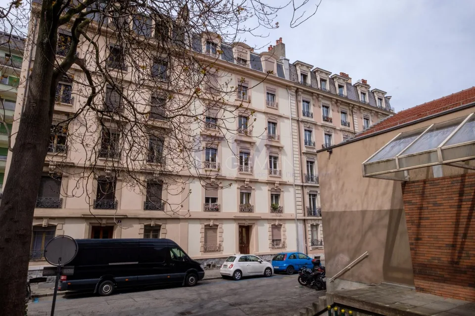 Rue Henri-Christiné ? 3.5 rooms of approx. 70.6 m² on the 5th floor & converted attic