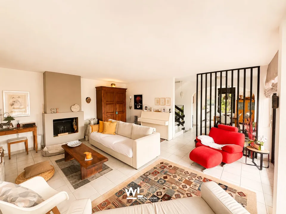 Ampia casa unifamiliare di 5,5 locali con vista panoramica, terrazze e giardino in vendita a Vacallo