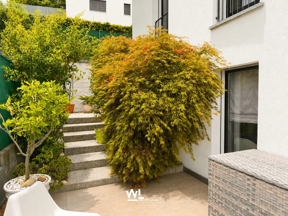 Ampia casa unifamiliare di 5,5 locali con vista panoramica, terrazze e giardino in vendita a Vacallo