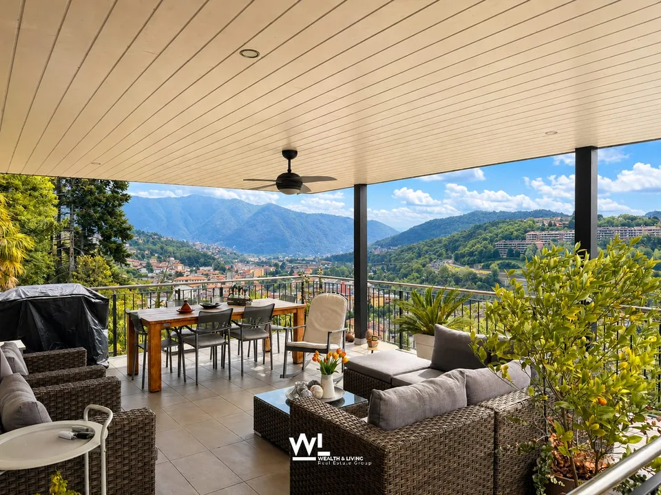 Ampia casa unifamiliare di 5,5 locali con vista panoramica, terrazze e giardino in vendita a Vacallo