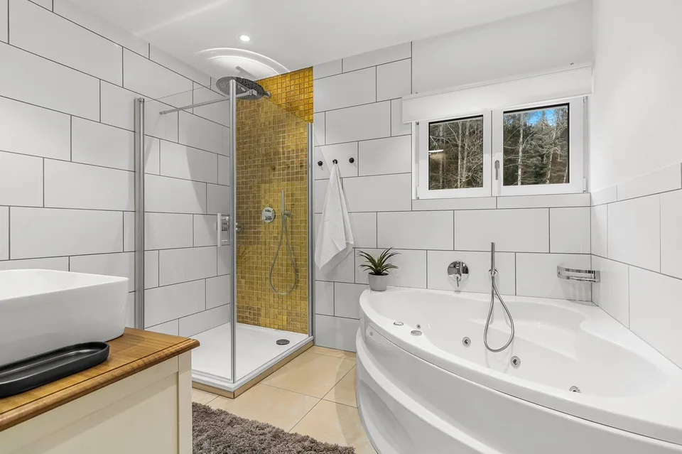 Exclusive solitary property with large surroundings in Goldiwil - sunny & absolutely private