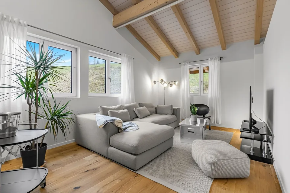 Exclusive solitary property with large surroundings in Goldiwil - sunny & absolutely private