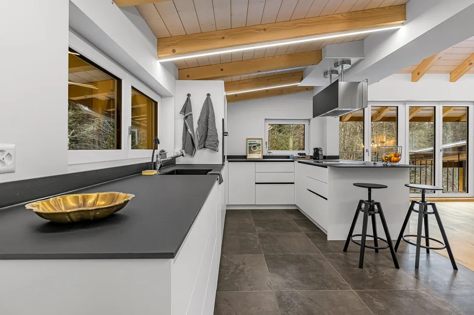 Exclusive solitary property with large surroundings in Goldiwil - sunny & absolutely private