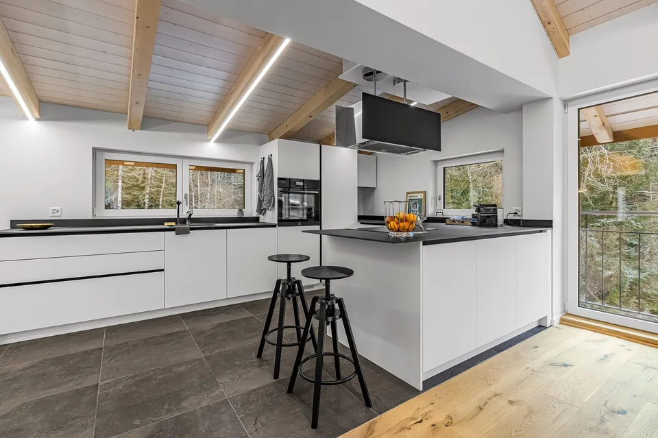 Exclusive solitary property with large surroundings in Goldiwil - sunny & absolutely private