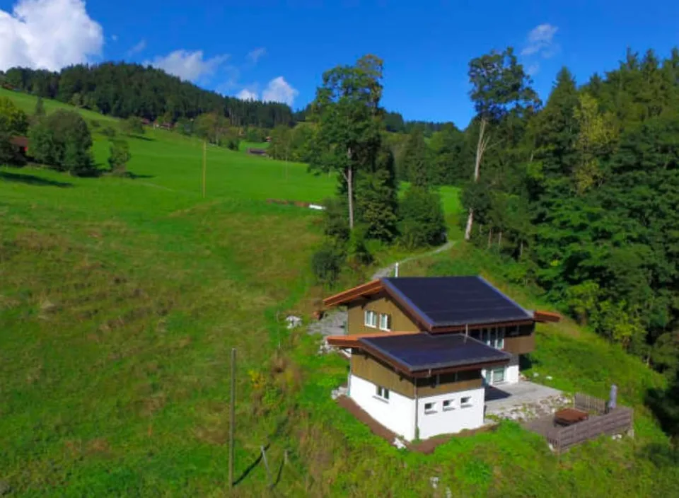 Exclusive solitary property with large surroundings in Goldiwil - sunny & absolutely private