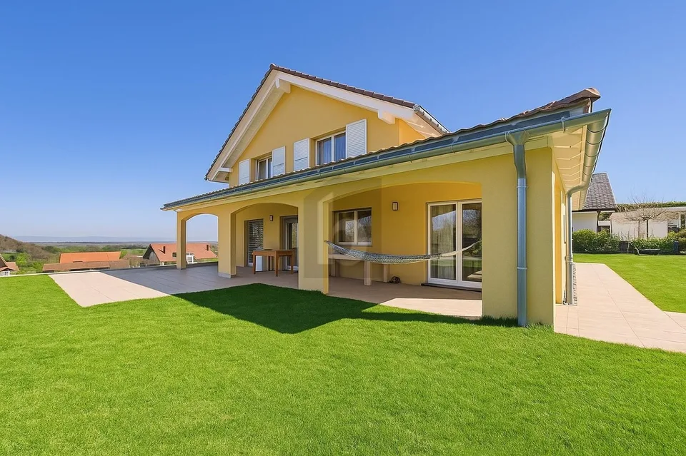 SUPERBE EXTÉRIEUR ET ESPACES DE VIE SPACIEUX