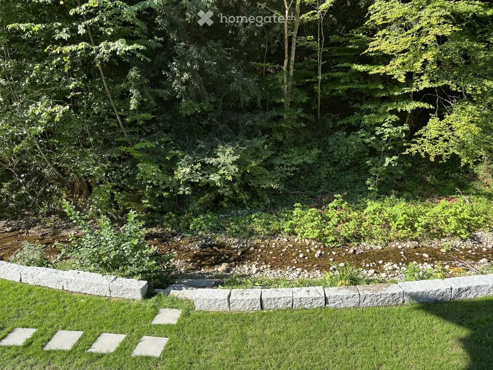 Maison familiale unifamiliale complètement rénovée avec grand jardin et ruisseau