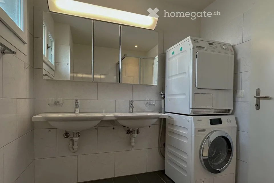 Ampio appartamento-maisonette di 6,5 locali in una casa di 2 famiglie