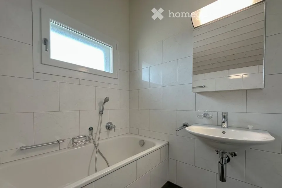 Ampio appartamento-maisonette di 6,5 locali in una casa di 2 famiglie