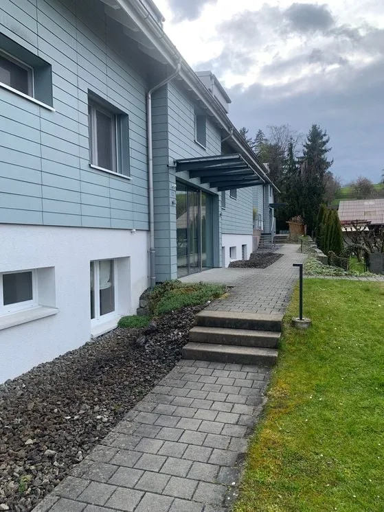 Ampio appartamento-maisonette di 6,5 locali in una casa di 2 famiglie