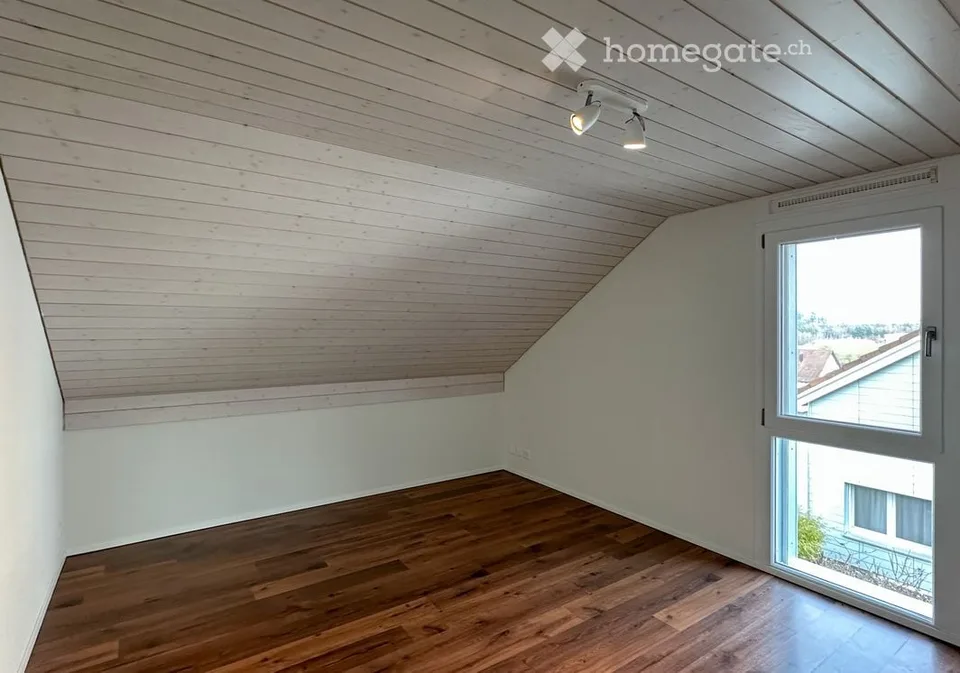 Ampio appartamento-maisonette di 6,5 locali in una casa di 2 famiglie